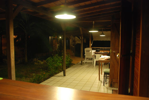 Le patio de nuit vu de la cuisine